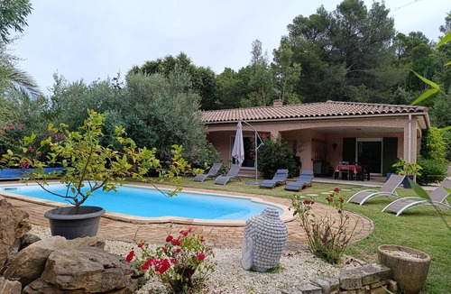 Saint-Victor-des-Oules Villa | Villa in the country
