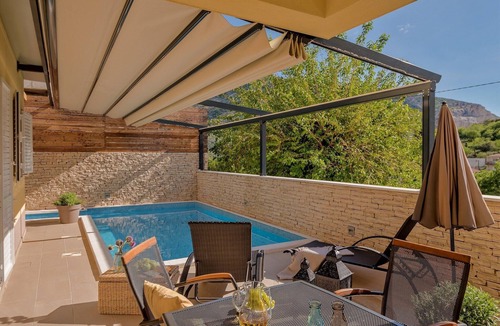 Zrnovnica Villa | Villa in Žrnovnica with Heated Saltwater Pool