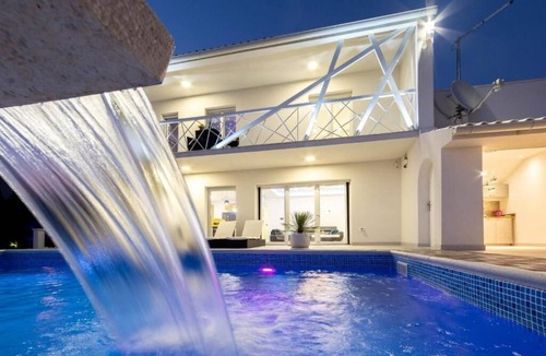 Zrnovnica Villa | Villa Irresistible