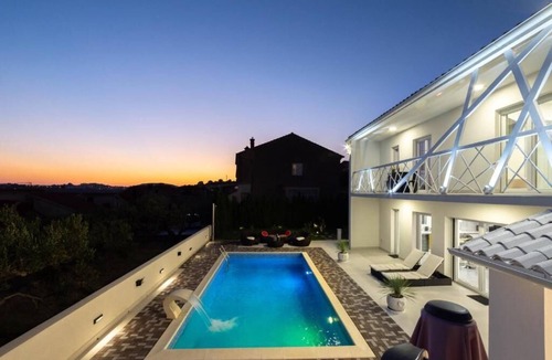 Zrnovnica Villa | Villa Irresistible