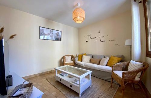 Mudaison House | Villa Isabelle- Large bright house with courtyard!