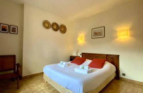 Mudaison House | Villa Isabelle- Large bright house with courtyard!