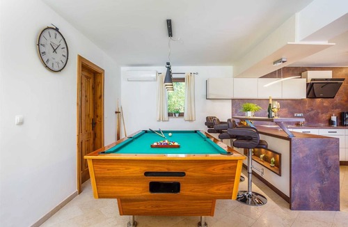 Kras House | Villa KAMENICA with outdoor and indoor pool and a sauna