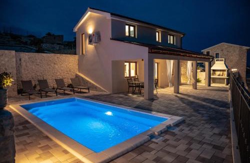 Zubovici Villa | Villa Kamia with private heated pool and electric vehicle adapter