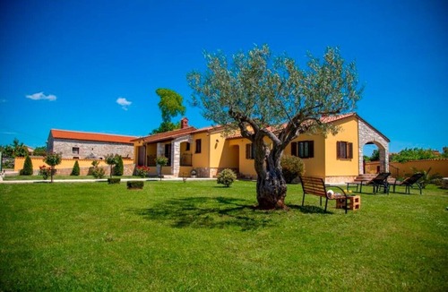 Galizana Villa | Villa Karin - Villa with private pool and spacious garden in Galižana, Istra n