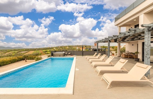Tinj Villa | Villa Katarina with pool and jacuzzi