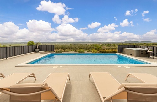 Tinj Villa | Villa Katarina with pool and jacuzzi