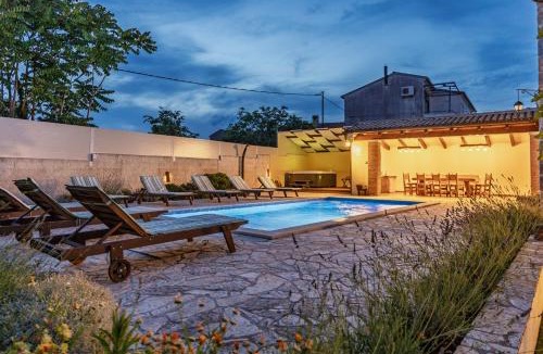 Mali Vareski Villa | Villa Katja near Pula with whirlpool only 3 km from the beach