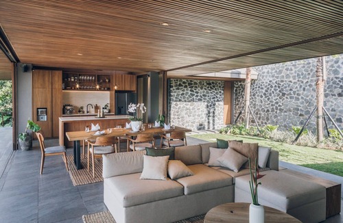 Praya Barat Villa | Villa Keluarga at Tampah Hills