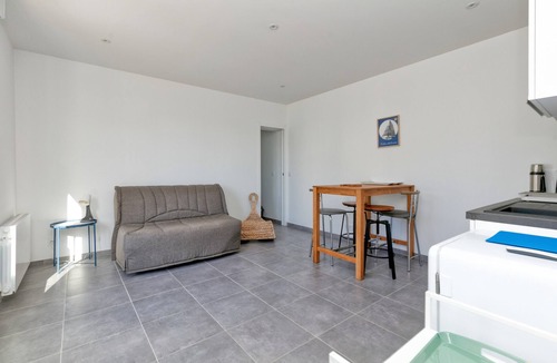 Batz-sur-Mer Villa | Villa 'La Bleue À 350m De La Mer' with Wi-Fi