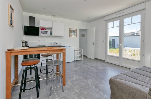 Batz-sur-Mer Villa | Villa 'La Bleue À 350m De La Mer' with Wi-Fi