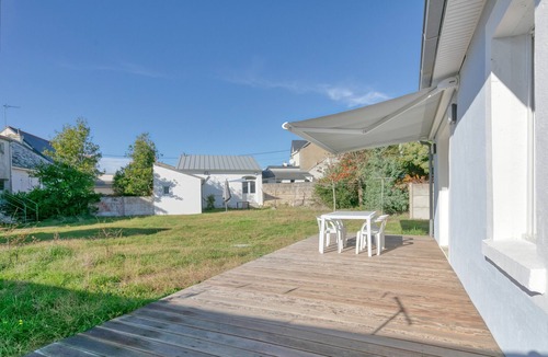 Batz-sur-Mer Villa | Villa 'La Bleue À 350m De La Mer' with Wi-Fi