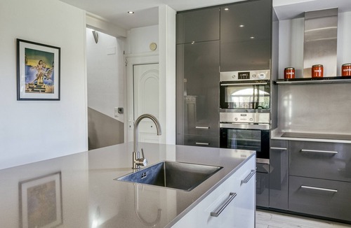 Torroella de Fluvia Villa | Villa 'La Haya' with Shared Pool, Wi-Fi and Air Conditioning