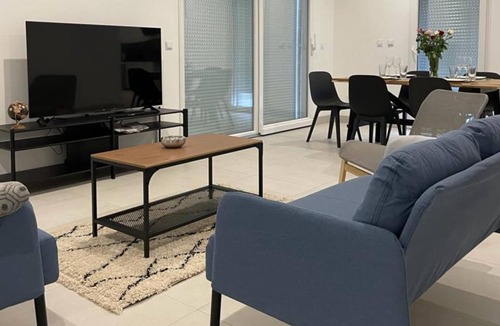 Lancrans Villa | Villa 'Lancrans' with Shared Terrace, Balcony and Wi-Fi