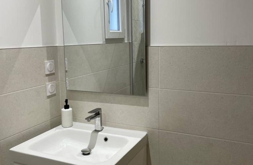 Lancrans Villa | Villa 'Lancrans' with Shared Terrace, Balcony and Wi-Fi