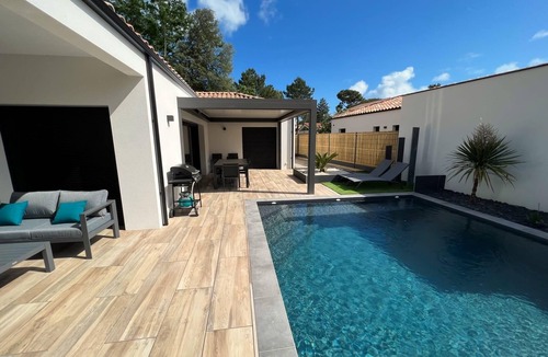 Saint-Vincent-sur-Jard Villa | Villa Les Cycas, perfect holiday accomodation for 8, with heated pool
