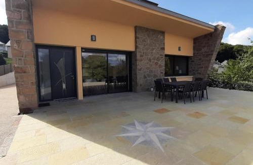 Villefranche-de-Panat Villa | Villa le Menhir 4 Ch au Bord du Lac et Terrasse