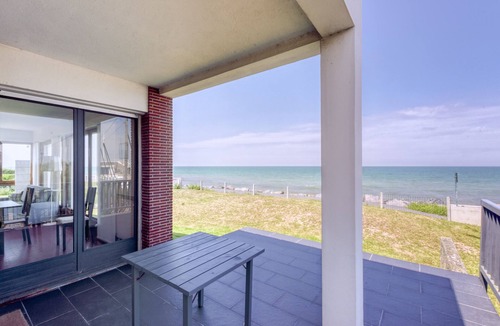Ver-sur-Mer Villa | Villa les Sternes, beachfront with 180° sea view