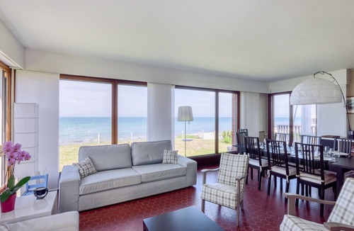 Ver-sur-Mer Villa | Villa les Sternes, beachfront with 180° sea view