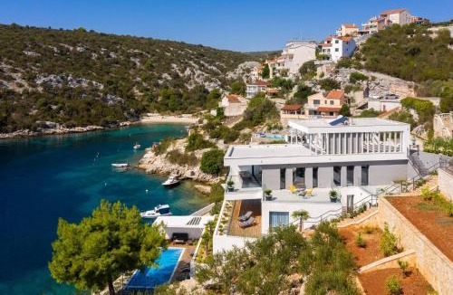 Vinisce Villa | Villa Lijub Seafront - 4 Bedroom Villa - Stunning Sea Views - Gym And Wifi