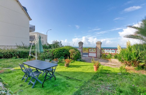 Le Croisic Villa | Villa 'Lin Et Maree Face Océan' with Sea View, Private Garden and Wi-Fi