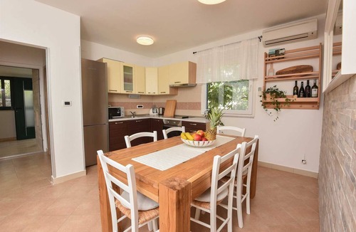 Punat Villa | Villa Lipa with Hot Whirlpool