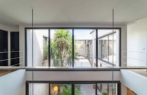 Clarensac Villa | Villa Loft Victoria: Stunning Architect House with AC & Pool