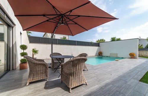 Clarensac Villa | Villa Loft Victoria: Stunning Architect House with AC & Pool
