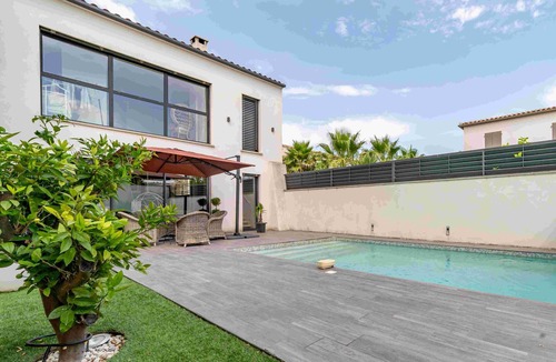 Clarensac Villa | Villa Loft Victoria: Stunning Architect House with AC & Pool