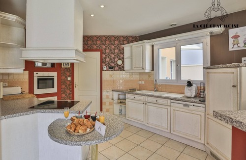 Olonne-sur-Mer Villa | Villa LS Familiale avec Piscine & Jacuzzi, Proche Plage et Commerces - Les Sables d'Olonne