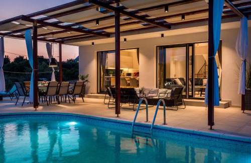 Donje Polje Villa | Villa LucaToni - heated pool