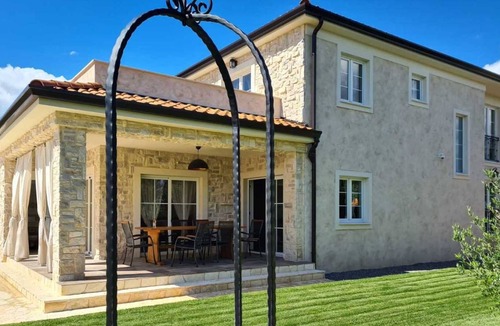 Gostinjac Villa | Villa LuLu with heated pool & playground