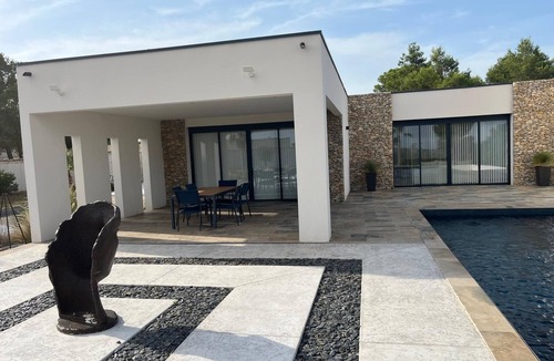 Quartier des Espesses Villa | VILLA LUMIERE