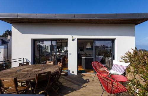 Plougasnou Villa | Villa lumineuse vue mer 150m plage