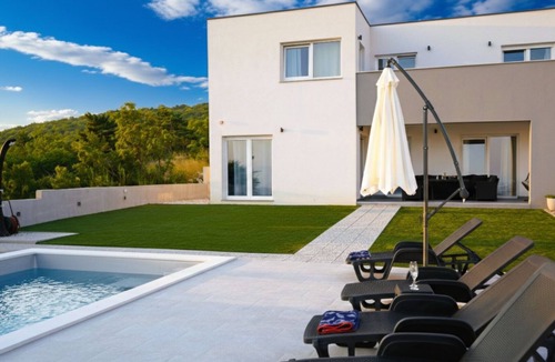 Smrika Villa | Villa Luminosa by Villas Guide
