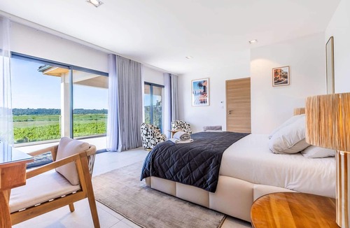 Plaissan House | Villa Luxe SCL - Heated mirror pool & SPA