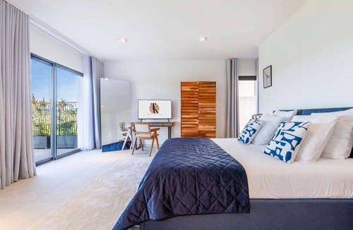 Plaissan House | Villa Luxe SCL - Heated mirror pool & SPA