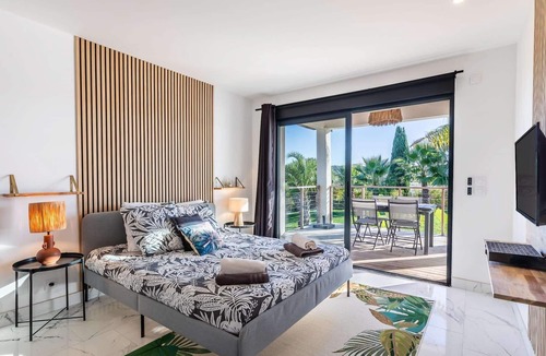 Plaissan House | Villa Luxe SCL - Heated mirror pool & SPA