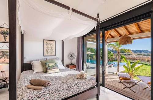 Plaissan House | Villa Luxe SCL - Heated mirror pool & SPA
