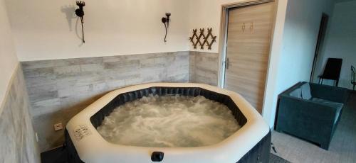 Saint-Michel-Tubœuf House | Villa Maëlla- Gîtes en Normandie, tout confort, SPA et Piscine