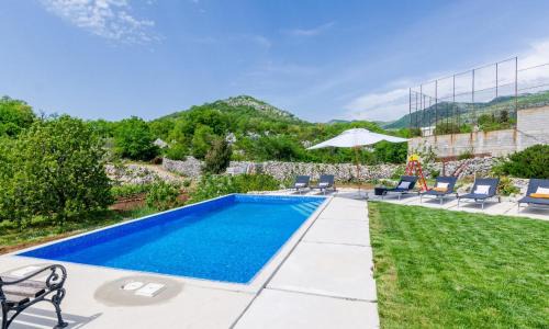 Gromaca Villa | Villa Majkovica - 4 Bedroom Villa with Private Pool & En-Suite Bathrooms & Parking