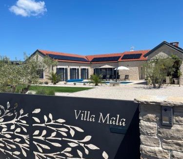 Privlaka Villa | Villa Mala,Luxury Retreat with Pool, Sauna & Gym