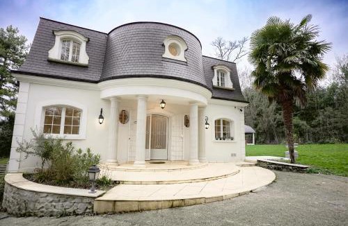 Noisy-le-Grand Villa | Villa Mandalika