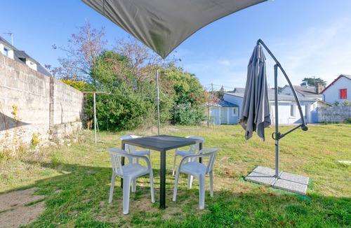 Batz-sur-Mer Villa | Villa 'Marais Salants 350m De La Mer' with Wi-Fi