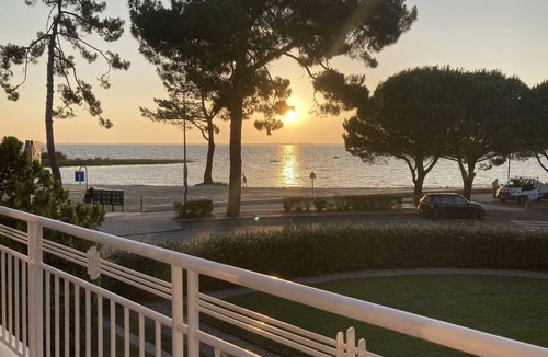 Maubuisson House | VILLA MARBOEUF IDYLLIC BEACHFRONT LOCATION