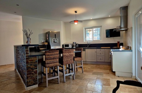Goudargues Villa | Villa 'Margot' with Private Terrace, Wi-Fi and Air Conditioning