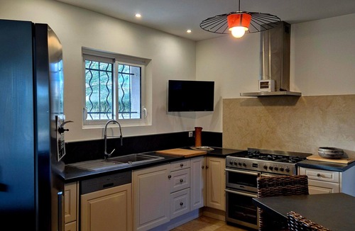 Goudargues Villa | Villa 'Margot' with Private Terrace, Wi-Fi and Air Conditioning