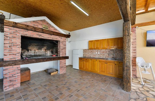 Benkovac Villa | Villa Marinić with heated pool and entertainment room