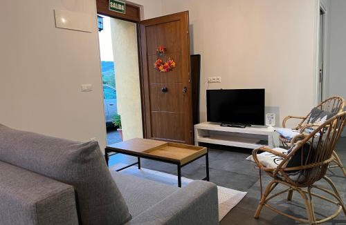 Renedo Apartment | Villa Marta loft diáfano con jardín y aparcamiento en Villa histórica
