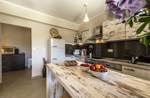Brajkovici Villa | Villa Marten with Fenced Garden and Private Infinity Pool